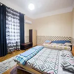 Summer Square - 2 Bedrooms Retro Flat With Great Location, 1st Fl *
