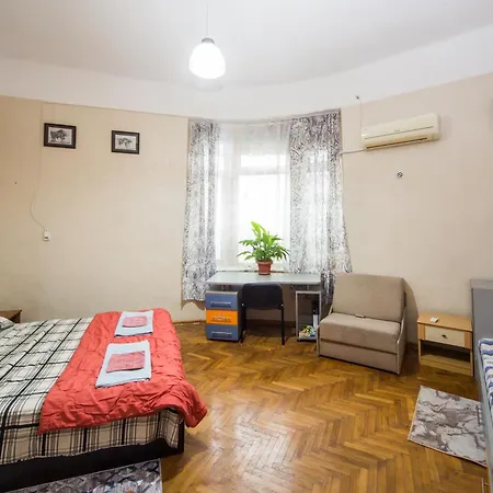 アパート Summer Square - 2 Bedrooms Retro Flat With Great Location, 1st Fl *