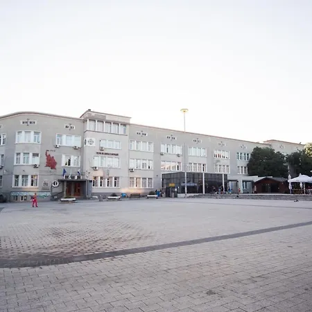 Summer Square - 2 Bedrooms Retro Flat With Great Location, 1st Fl Apartment