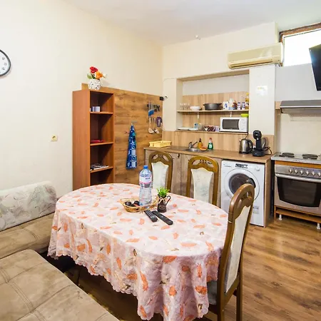 Summer Square - 2 Bedrooms Retro Flat With Great Location, 1st Fl * Burgas